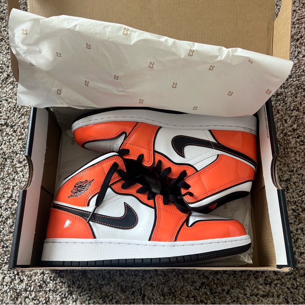 Air Jordan 1 Mid SE